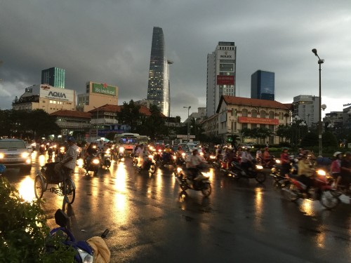 ベトナム　バイクの交通渋滞の様子